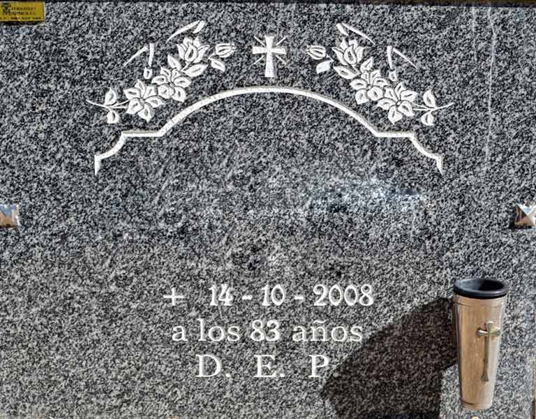 Mármoles Fernando lápida decorada en mármol